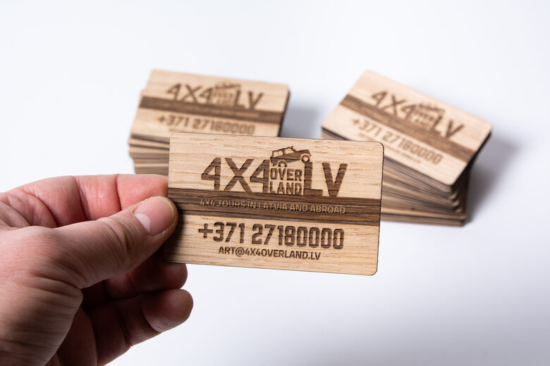 Koka vizītkartes ar lāzergravējumu