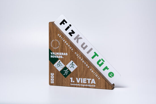 Apbalvojums – Trijstūra koka balva ar apdruku