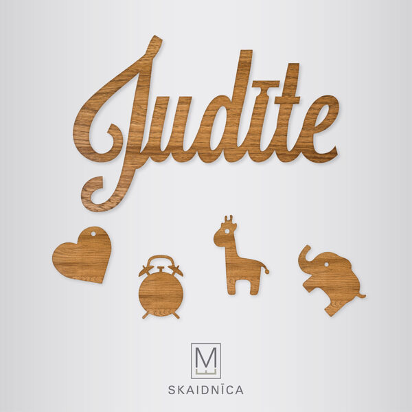 JUDĪTE koka uzraksts ar bērna vārdu un dzimšanas informāciju