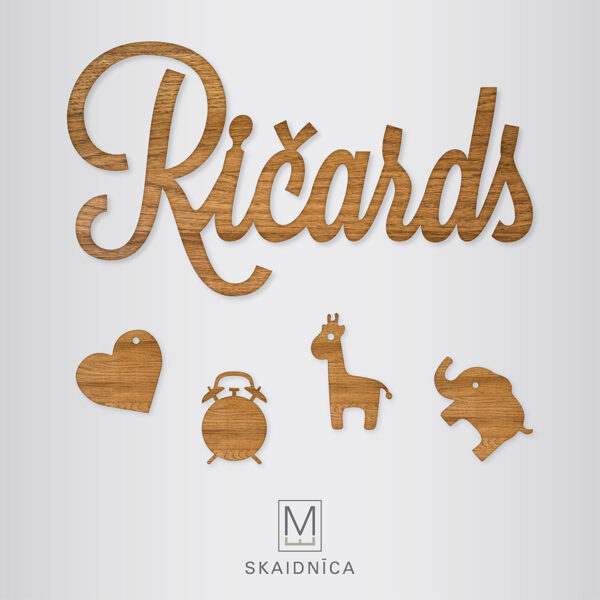 RIČARDS koka uzraksts ar bērna vārdu un dzimšanas informāciju