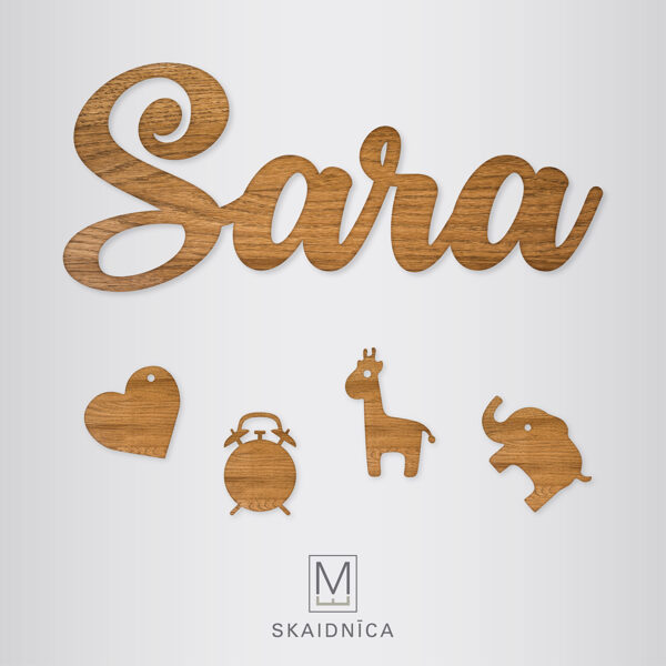 SARA koka uzraksts ar bērna vārdu un dzimšanas informāciju