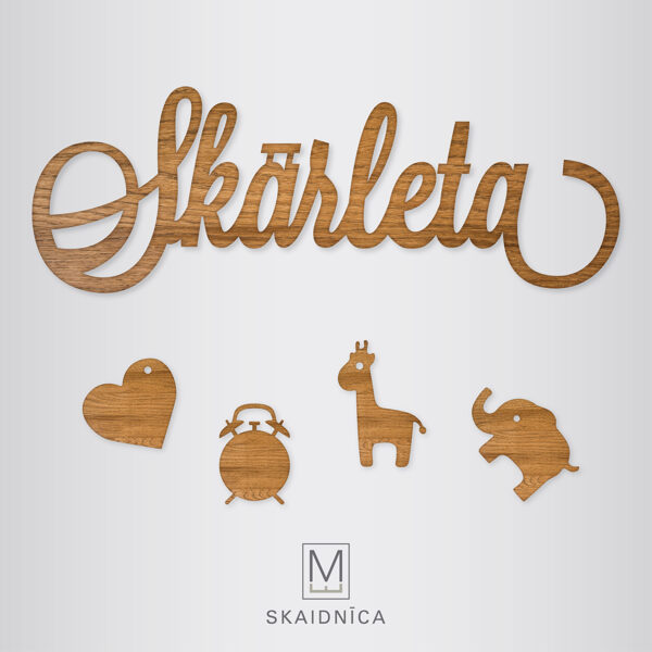 SKĀRLETA koka uzraksts ar bērna vārdu un dzimšanas informāciju