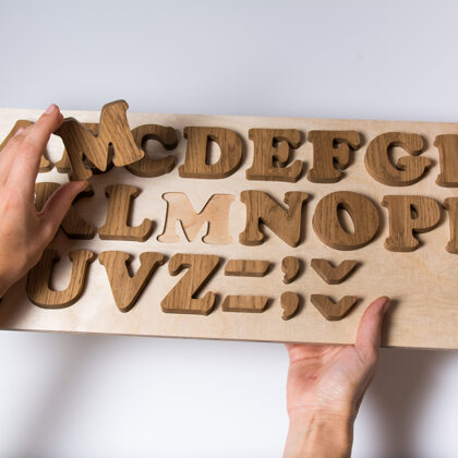 Koka alfabēts (Montesorri), izgatavots no ozola koka