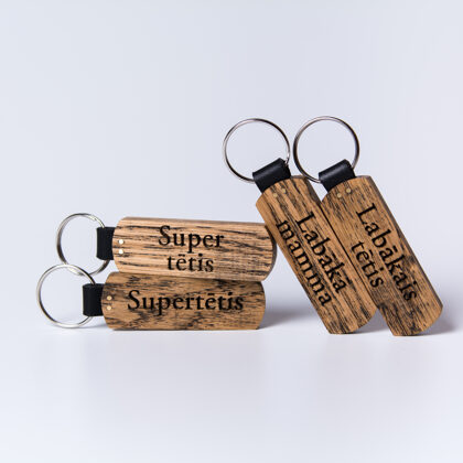 Personalizējams atslēgu piekariņš. Izgatavots no ozola koka un dabīgās ādas. 