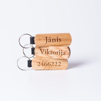 Personalizējams atslēgu piekariņš. Izgatavots no ozola koka un dabīgās ādas.