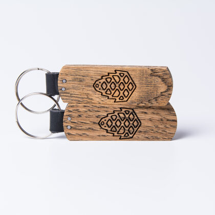 Atslēgu piekariņš. Izgatavots no ozola koka un dabīgās ādas.
