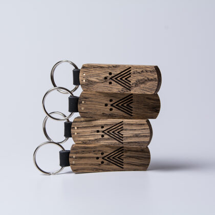 Atslēgu piekariņš – Dieva pajumte. Izgatavots no ozola koka un dabīgās ādas.