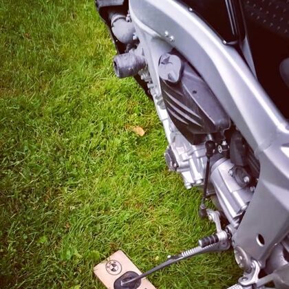 Motocikla ķepas paliktnis – ērtai motocikla noparkošanai uz mīkstas virsmas.