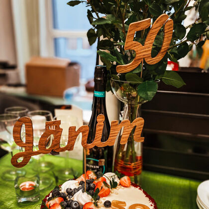 Toperis, uzraksts kūkai dzimšanas dienas svinībām. Izgatavots no ozola koka.