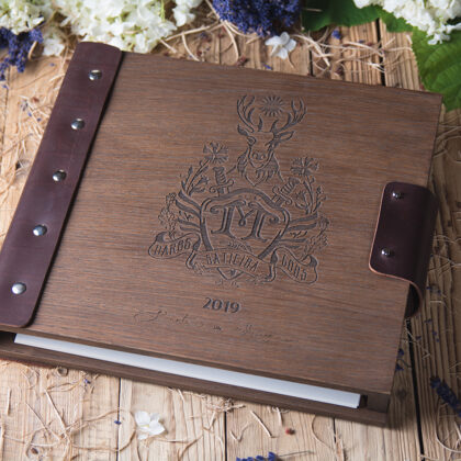 Viesu grāmata ar gravējumu – izgatavota no koka un dabīgās ādas. Kāzām, viesu mājām u.c.