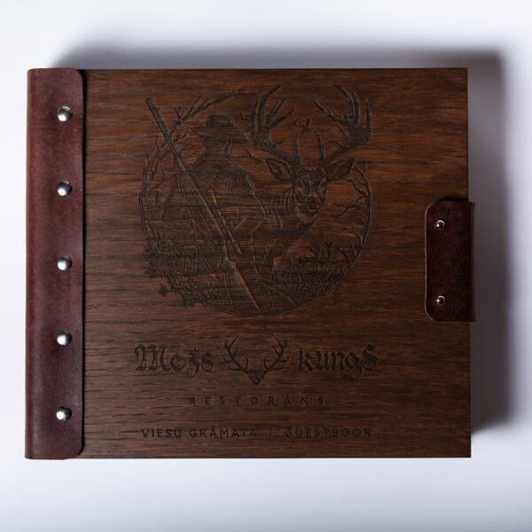 Restorāna viesu grāmata ar koka vākiem