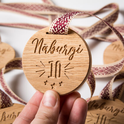 Koka medaļas ar gravējumu. Izgatavotas no ozolkoka.