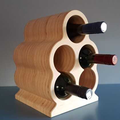 Vīna pudeļu stends / statīvs piecām vīna vai citu dzērienu pudelēm.