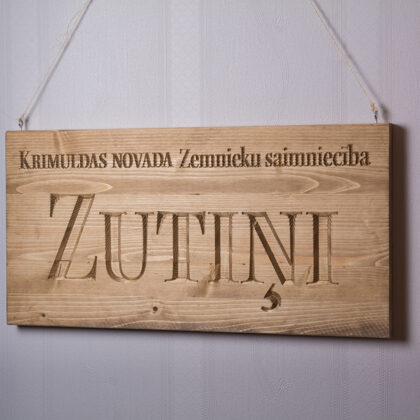 Personalizējama informatīva zīme, plāksne – izgatavota no masīvkoka. Klients Z/S "Zutiņi".