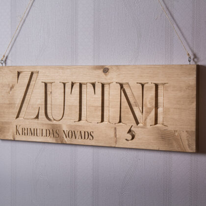 Personalizējama informatīva zīme, plāksne – izgatavota no masīvkoka. Klients Z/S "Zutiņi".