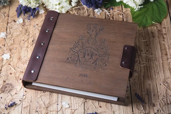 Viesu grāmata ar gravējumu – izgatavota no koka un dabīgās ādas. Kāzām, viesu mājām u.c.