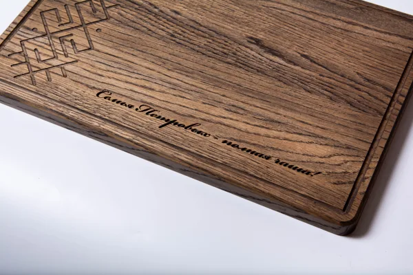 Servējamais dēlītis ar latvju rakstiem un personalizāciju