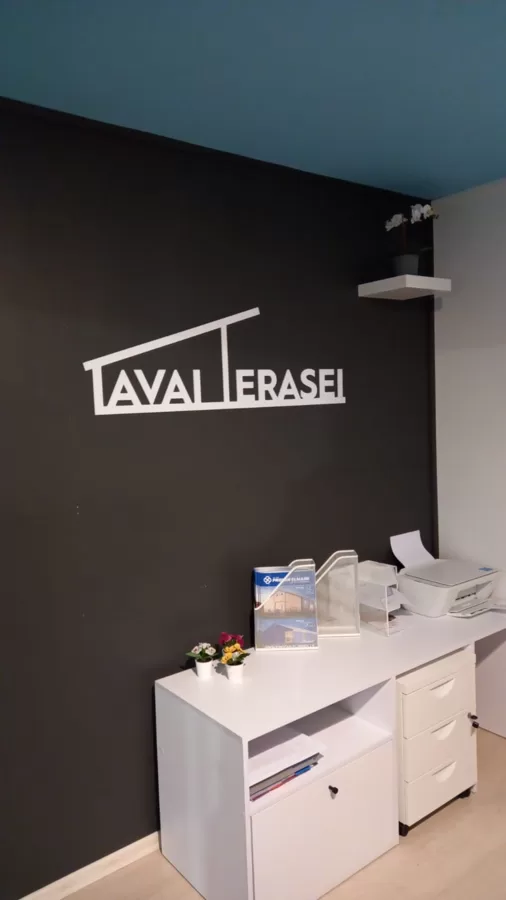 Sienas uzraksts ar logo Tavai Terasei