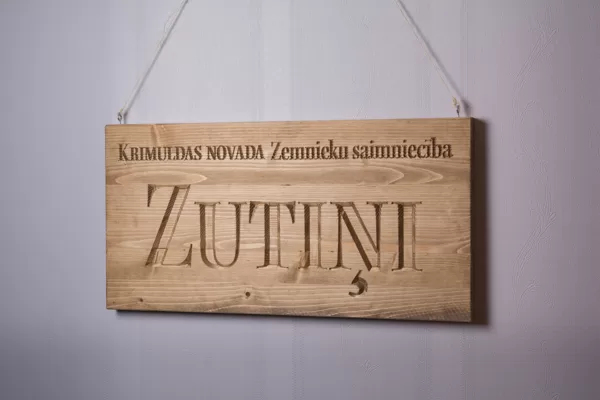 Personalizējama informatīva zīme, plāksne – izgatavota no masīvkoka. Klients Z/S "Zutiņi".