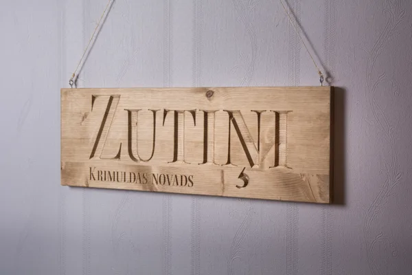 Personalizējama informatīva zīme, plāksne – izgatavota no masīvkoka. Klients Z/S "Zutiņi".